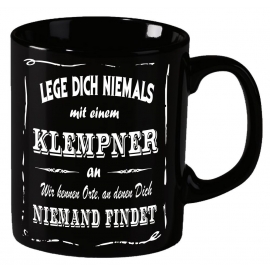 Klempner Becher ! Lege Dich niemals mit einem Klempner an ! Wir kennen Orte an denen Dich niemand findet ! coole-fun-t-shirts Becher schwarz Kaffeetasse Tasse