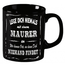 Maurer Becher ! Lege Dich niemals mit einem Maurer an ! Wir kennen Orte an denen Dich niemand findet ! coole-fun-t-shirts Becher schwarz Kaffeetasse Tasse