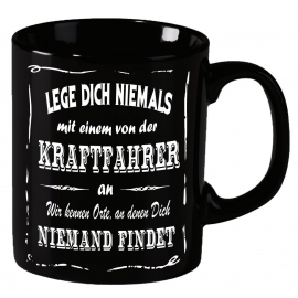 Kraftfahrer Becher ! Lege Dich niemals mit einem Kraftfahrer an ! Wir kennen Orte an denen Dich niemand findet ! coole-fun-t-shirts Becher schwarz Kaffeetasse Tasse