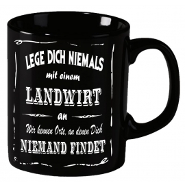 Landwirt Becher ! Lege Dich niemals mit einem Landwirt an ! Wir kennen Orte an denen Dich niemand findet ! coole-fun-t-shirts Becher schwarz Kaffeetasse Tasse