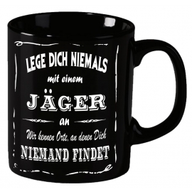 Jäger Becher ! Lege Dich niemals mit einem Jäger an ! Wir kennen Orte an denen Dich niemand findet ! coole-fun-t-shirts Becher schwarz Kaffeetasse Tasse