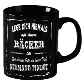 Bäcker Becher ! Lege Dich niemals mit einem Bäcker an ! Wir kennen Orte an denen Dich niemand findet ! coole-fun-t-shirts Becher schwarz Kaffeetasse Tasse