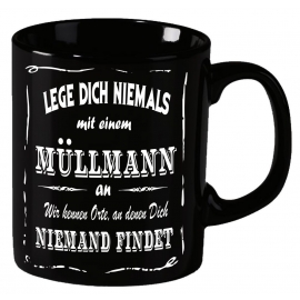 Müllmann Becher ! Lege Dich niemals mit einem Müllmann an ! Wir kennen Orte an denen Dich niemand findet ! coole-fun-t-shirts Becher schwarz Kaffeetasse Tasse