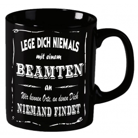 Beamten Becher ! Lege Dich niemals mit einem Beamten an ! Wir kennen Orte an denen Dich niemand findet ! coole-fun-t-shirts Becher schwarz Kaffeetasse Tasse