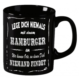 Hamburger Becher ! Lege Dich niemals mit einem Hamburger an ! Wir kennen Orte an denen Dich niemand findet ! coole-fun-t-shirts Becher schwarz Kaffeetasse Tasse