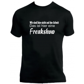 Wir sind hier nicht auf der Arbeit. Das hier ist eine FREAKSHOW T-Shirt  Schwarz  S M L XL 2XL 3XL 4XL 5XL Kollegen Arbeitstätte, Arbeitgeber, Weihnachtsfeier Textildruck Buxtehude